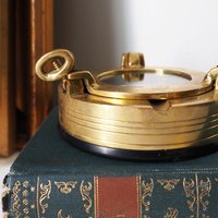 Vintage solid brass ashtray | Ship's porthole ashtray | Nautical ashtray | Lidded ship ashtray | Nautical decor | Glass lid brass ashtray