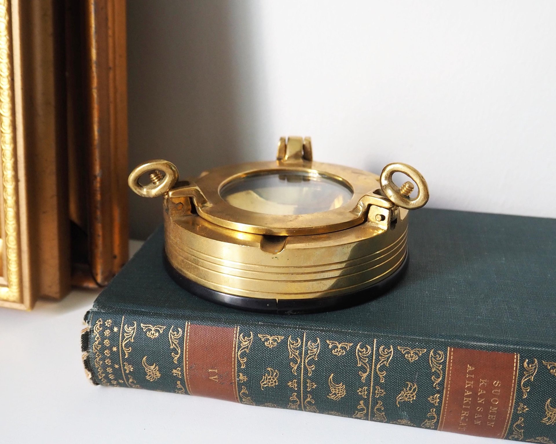 Vintage solid brass ashtray | Ship's porthole ashtray | Nautical ashtray | Lidded ship ashtray | Nautical decor | Glass lid brass ashtray