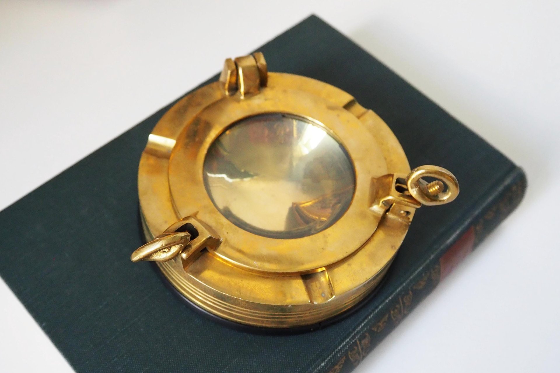 Vintage solid brass ashtray | Ship's porthole ashtray | Nautical ashtray | Lidded ship ashtray | Nautical decor | Glass lid brass ashtray