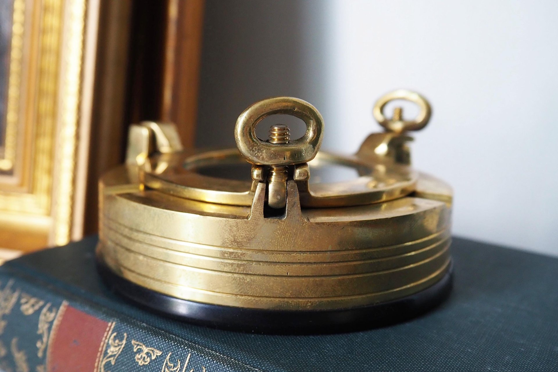 Vintage solid brass ashtray | Ship's porthole ashtray | Nautical ashtray | Lidded ship ashtray | Nautical decor | Glass lid brass ashtray