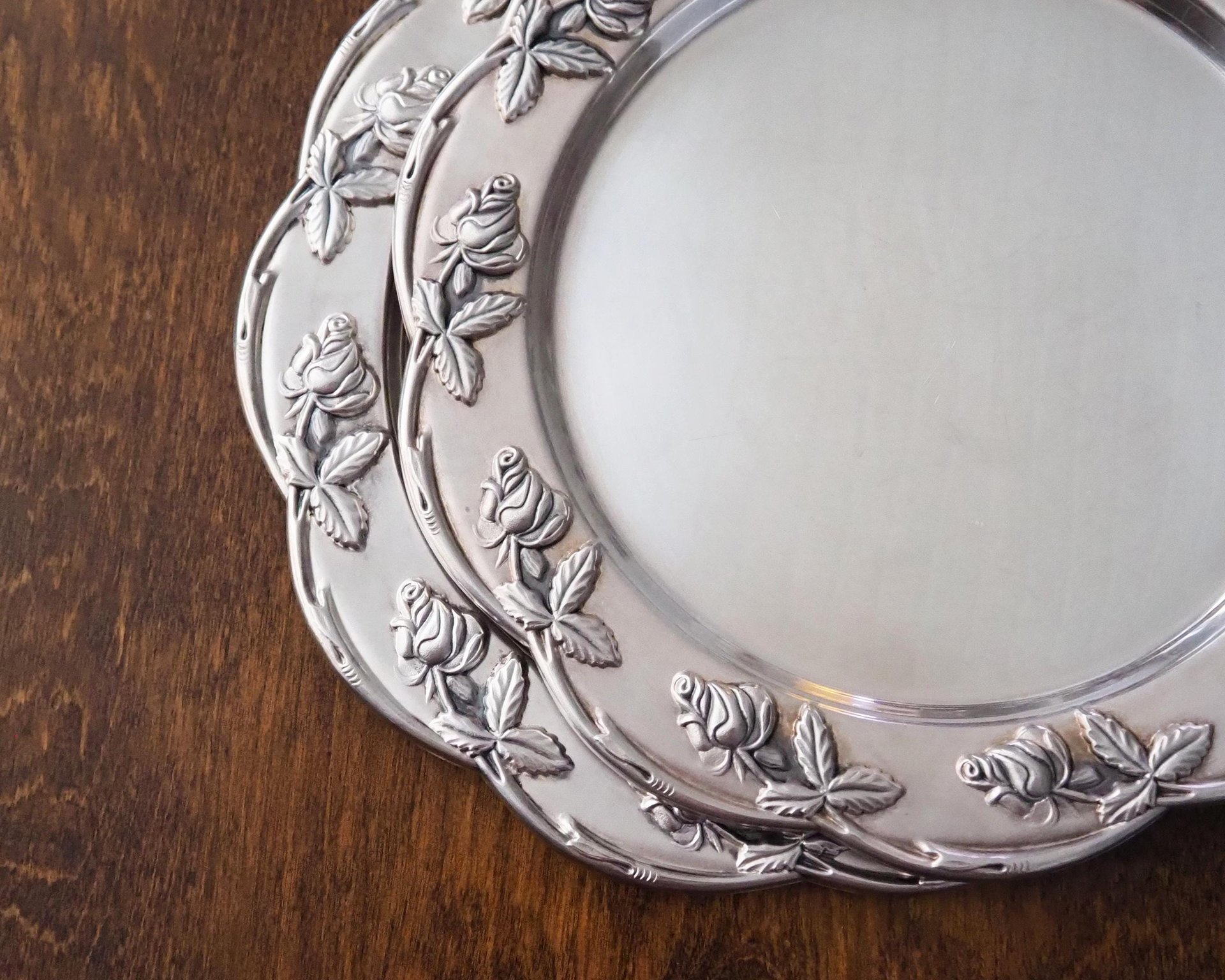 Set of two vintage alpacca silver plates | Alpacca silver platters | Vintage silver plates | Alpacca plate with roses | Floral silver plates