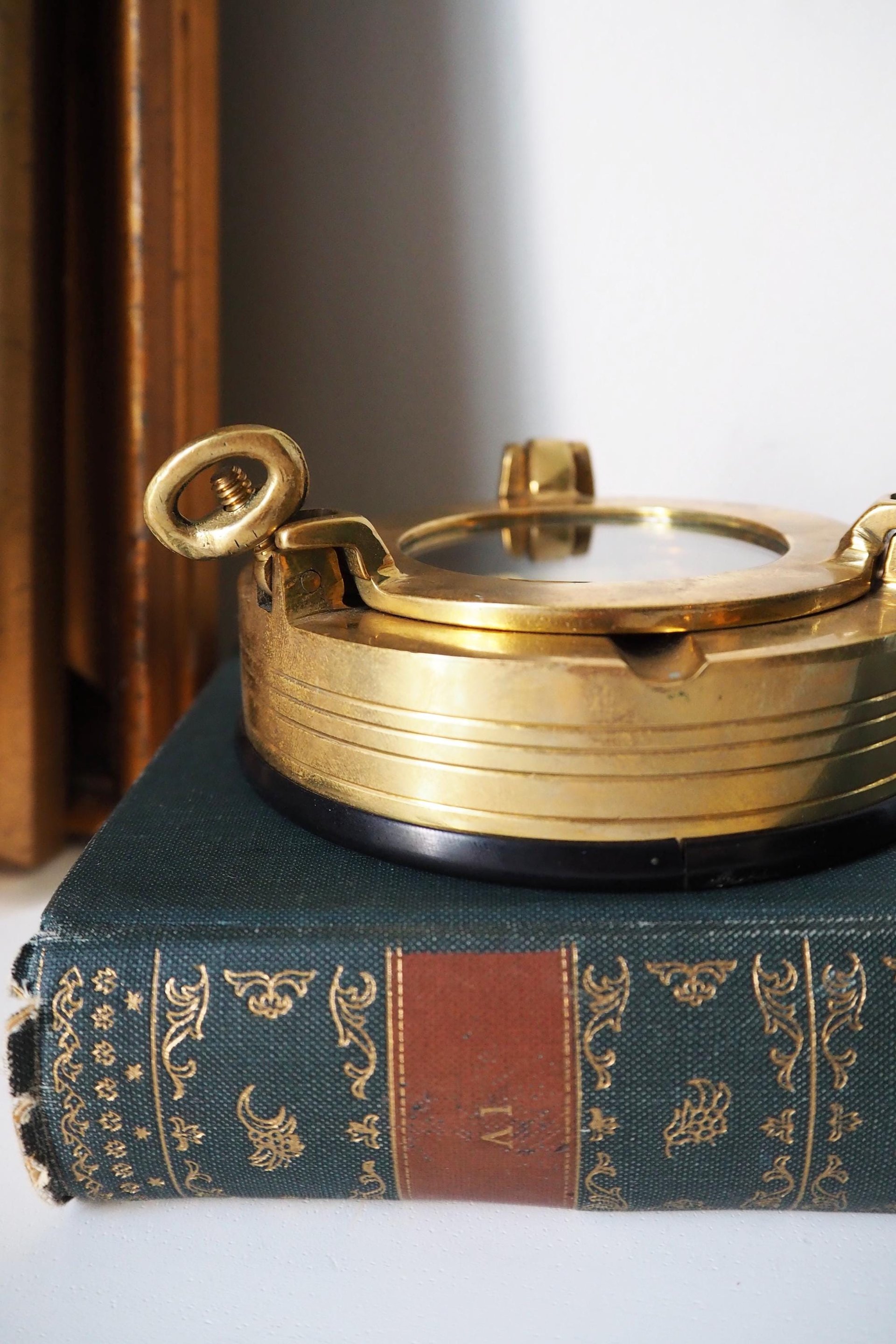 Vintage solid brass ashtray | Ship's porthole ashtray | Nautical ashtray | Lidded ship ashtray | Nautical decor | Glass lid brass ashtray