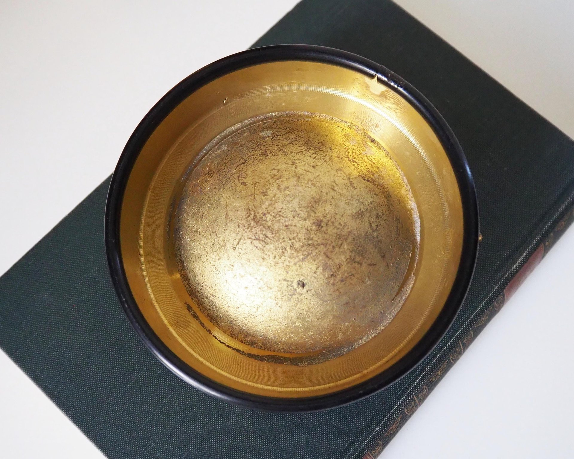 Vintage solid brass ashtray | Ship's porthole ashtray | Nautical ashtray | Lidded ship ashtray | Nautical decor | Glass lid brass ashtray