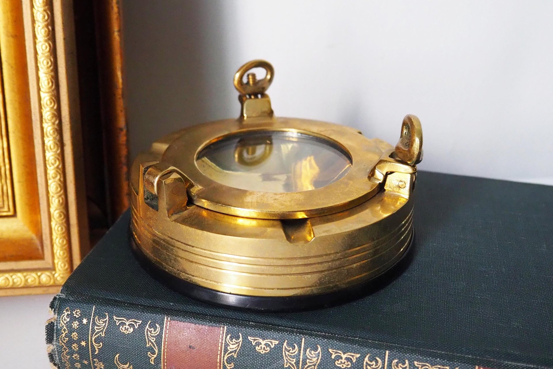 Vintage solid brass ashtray | Ship's porthole ashtray | Nautical ashtray | Lidded ship ashtray | Nautical decor | Glass lid brass ashtray