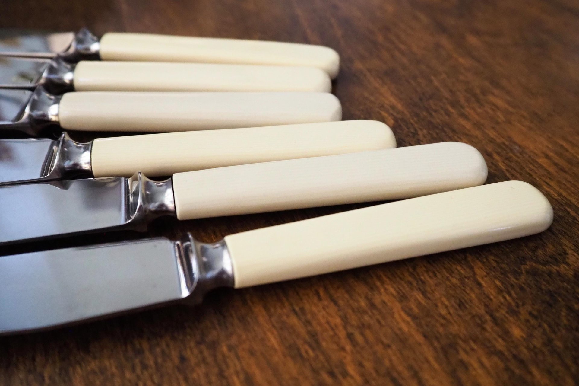 Set of six vintage knives | Sheffield knives | Vintage stainless steel knives | Vintage knife set | Atkinson Brothers knives | Bakelite