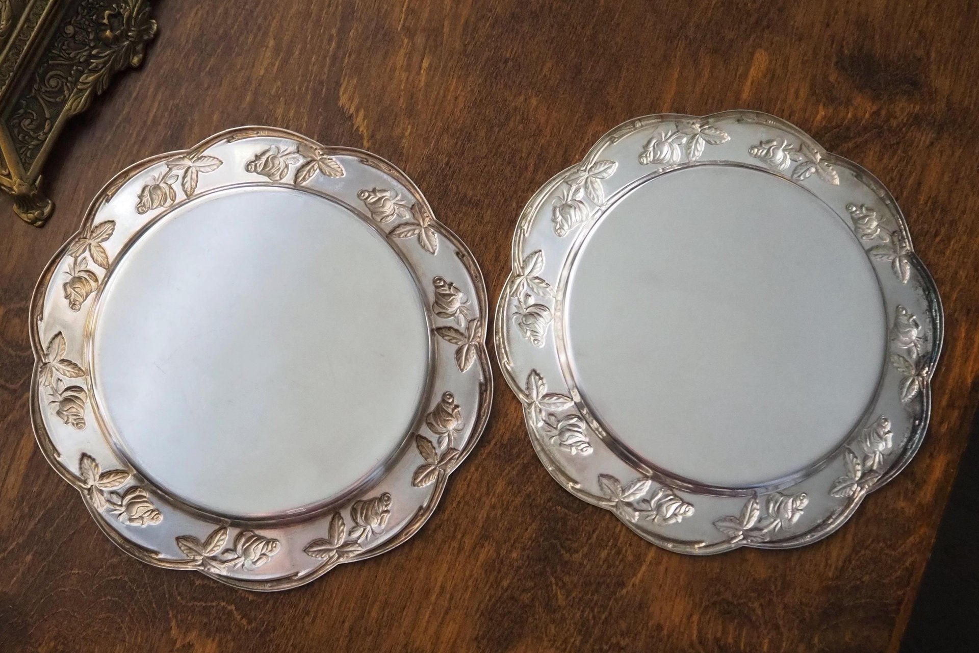 Set of two vintage alpacca silver plates | Alpacca silver platters | Vintage silver plates | Alpacca plate with roses | Floral silver plates