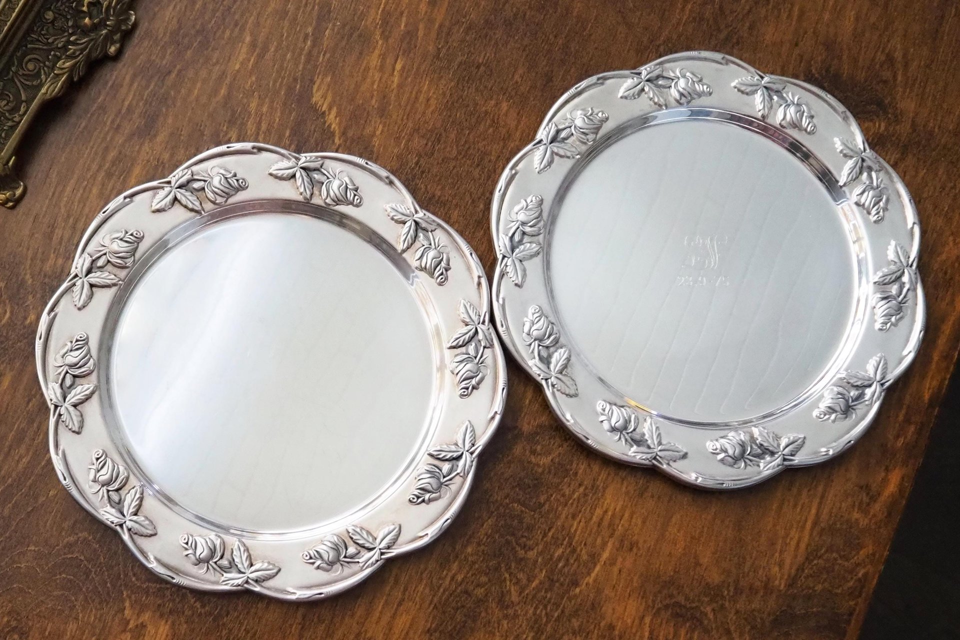 Set of two vintage alpacca silver plates | Alpacca silver platters | Vintage silver plates | Alpacca plate with roses | Floral silver plates