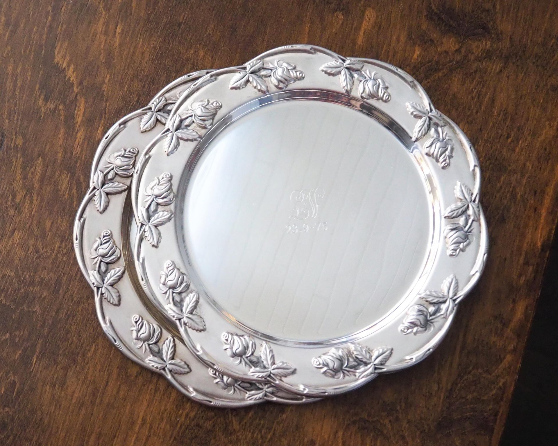 Set of two vintage alpacca silver plates | Alpacca silver platters | Vintage silver plates | Alpacca plate with roses | Floral silver plates
