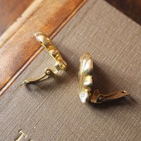 Vintage clip-on earrings | Gold tone clip-on earrings | Vintage gold tone earrings | Clip-on earrings
