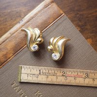 Vintage clip-on earrings | Gold tone clip-on earrings | Vintage gold tone earrings | Clip-on earrings