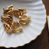 Vintage clip-on earrings | Gold tone clip-on earrings | Vintage gold tone earrings | Clip-on earrings