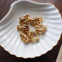 Vintage clip-on earrings | Gold tone clip-on earrings | Vintage gold tone earrings | Clip-on earrings