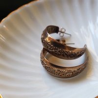 Vintage earrings | Copper tone hoop earrings | Vintage hoop earrings | Ornate hoop earrings | Vintage copper earrings