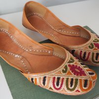Vintage leather slippers | Embroidered leather slippers | Vintage leather slipper shoes | Indian slippers | Embroidered slippers | UK Size 4