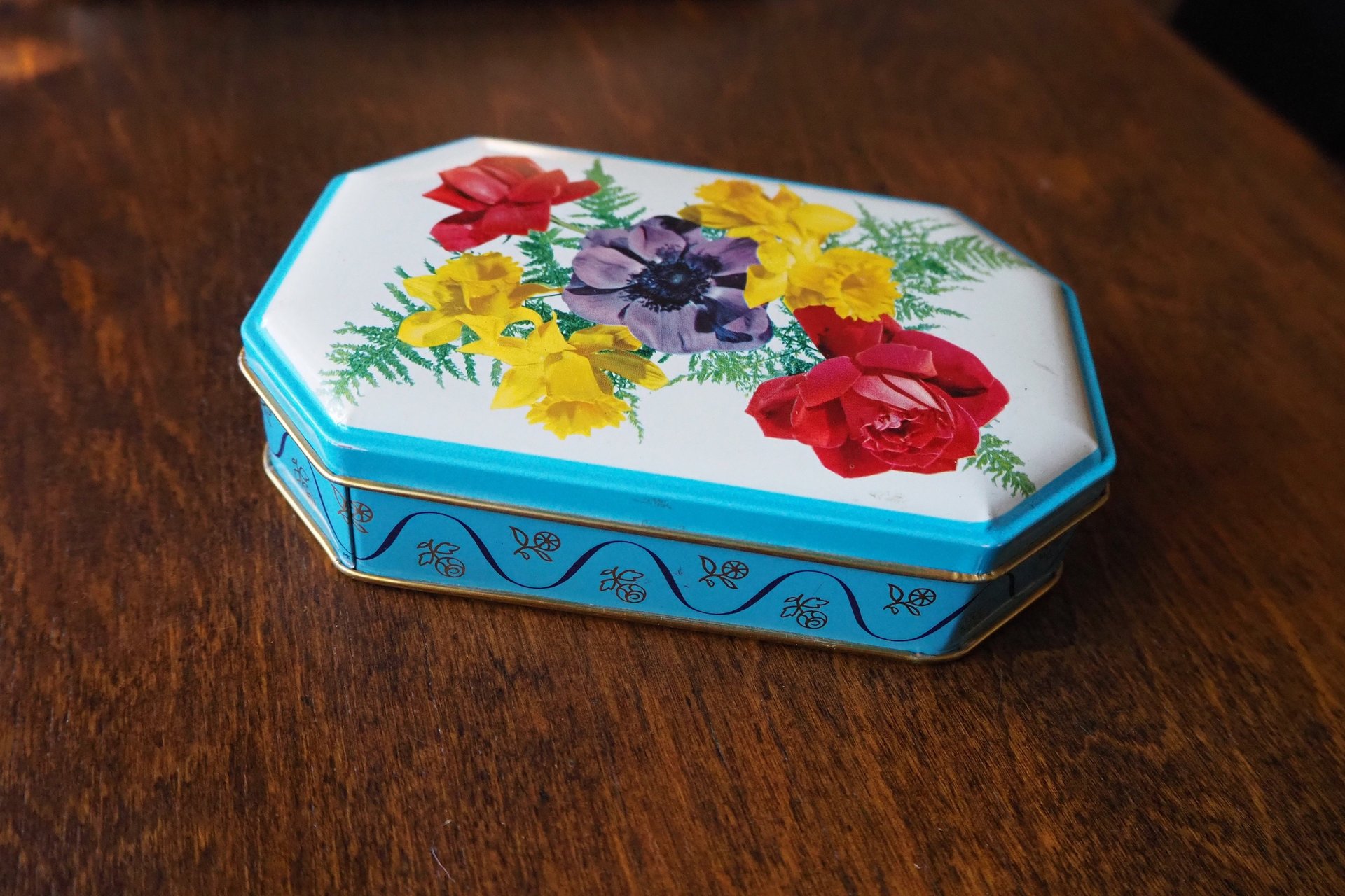 Vintage floral tin box | Floral tin box | Vintage storage box