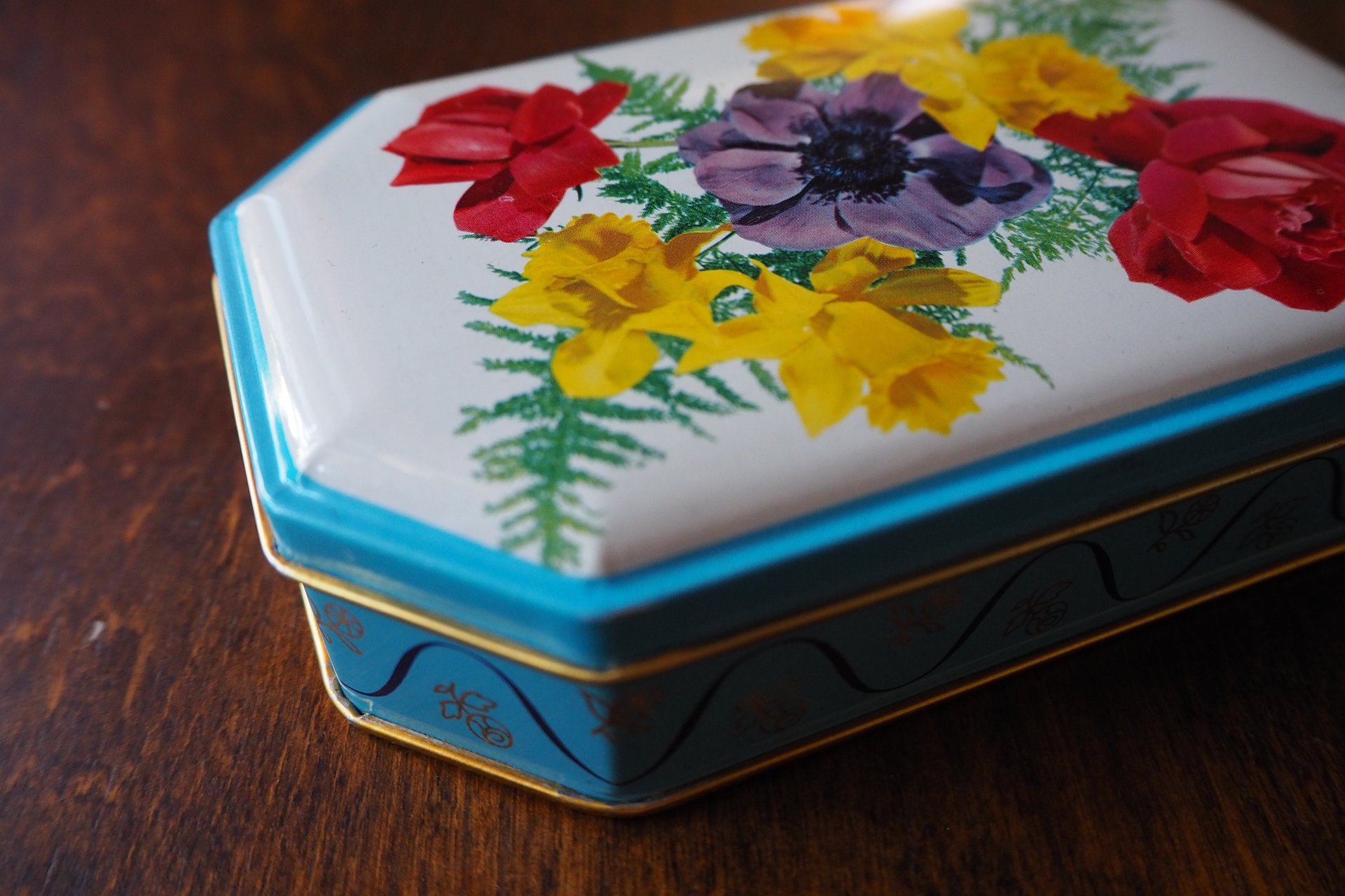 Vintage floral tin box | Floral tin box | Vintage storage box