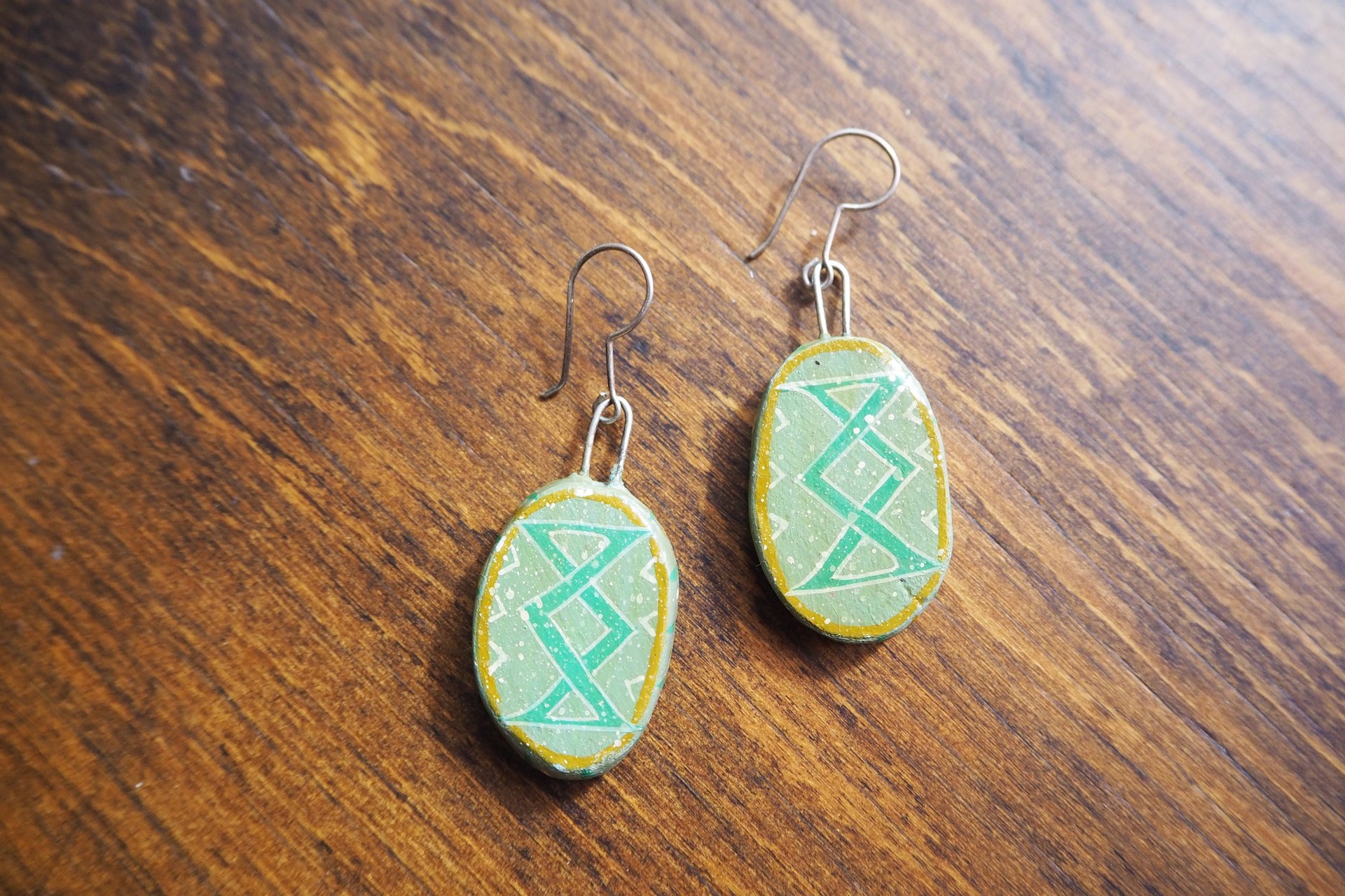 Vintage earrings | Green handpainted earrings | Ceramic dangle earrings