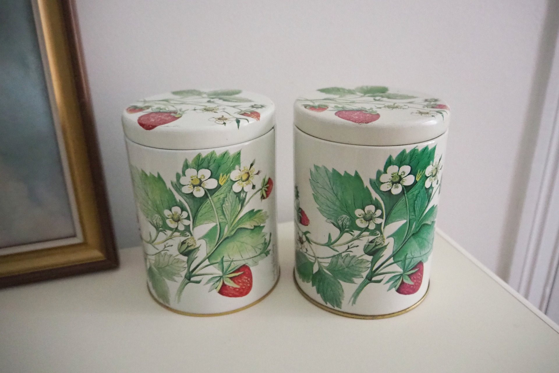 Set of two vintage tin containers | Strawberry tin boxes | Vintage storage box | Round tin containers | Vintage storage tins
