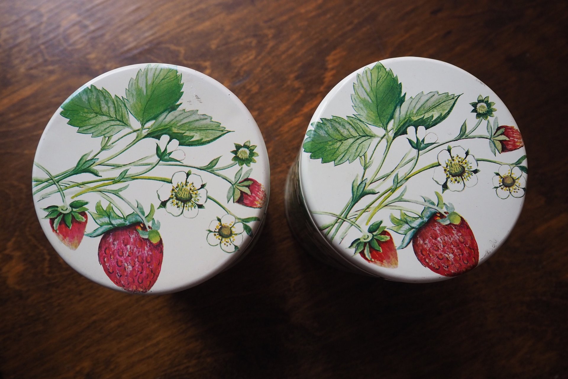 Set of two vintage tin containers | Strawberry tin boxes | Vintage storage box | Round tin containers | Vintage storage tins