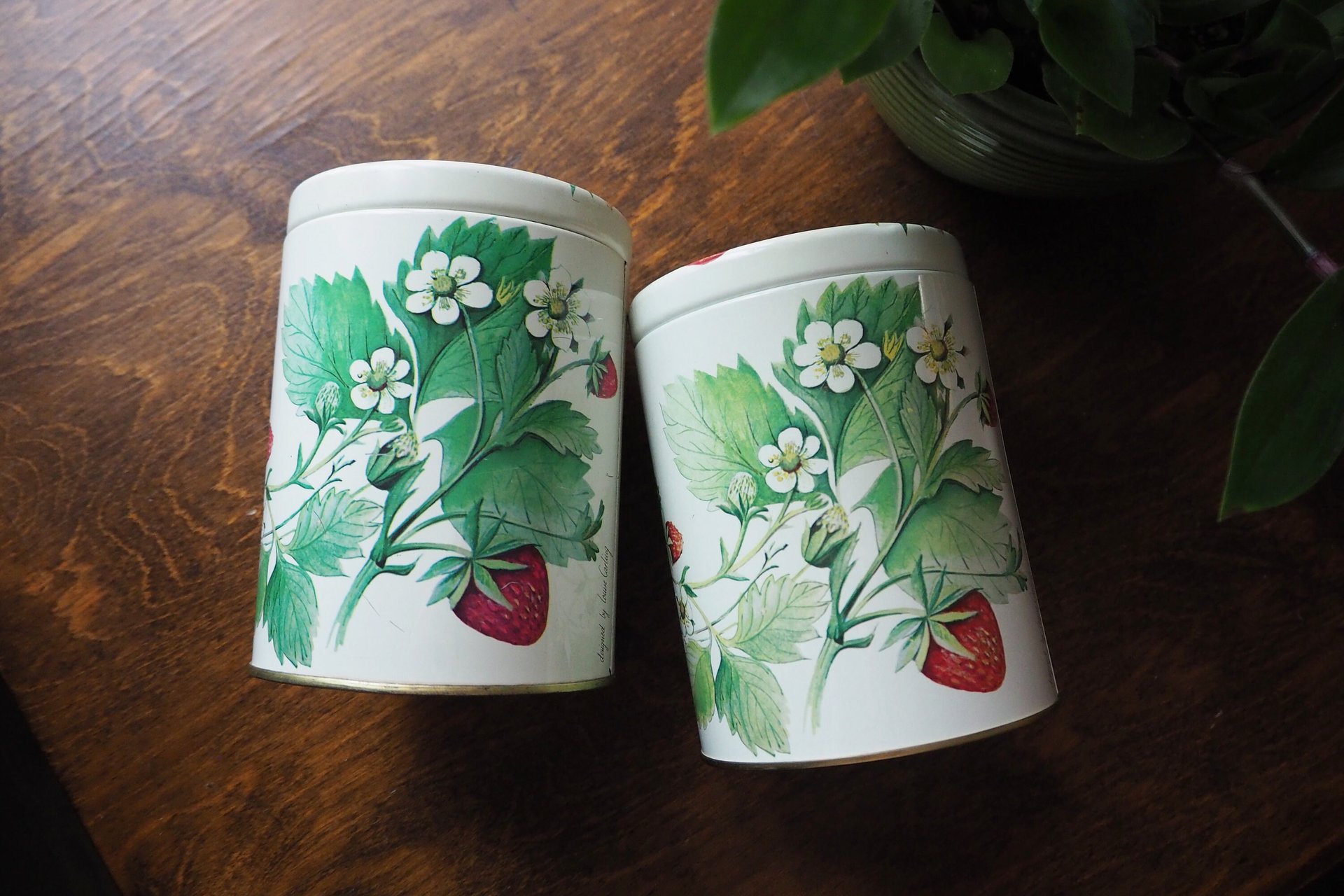 Set of two vintage tin containers | Strawberry tin boxes | Vintage storage box | Round tin containers | Vintage storage tins