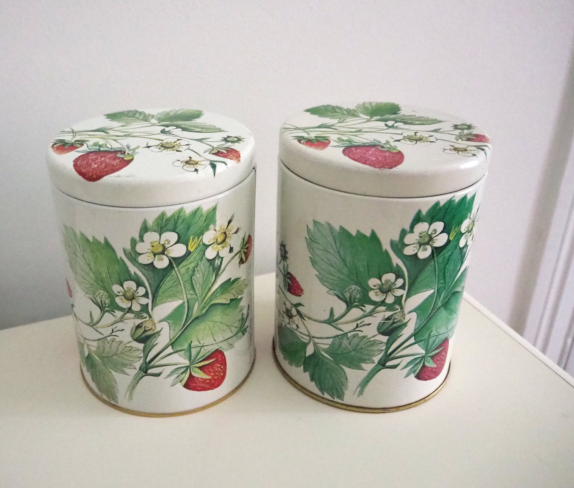 Set of two vintage tin containers | Strawberry tin boxes | Vintage storage box | Round tin containers | Vintage storage tins