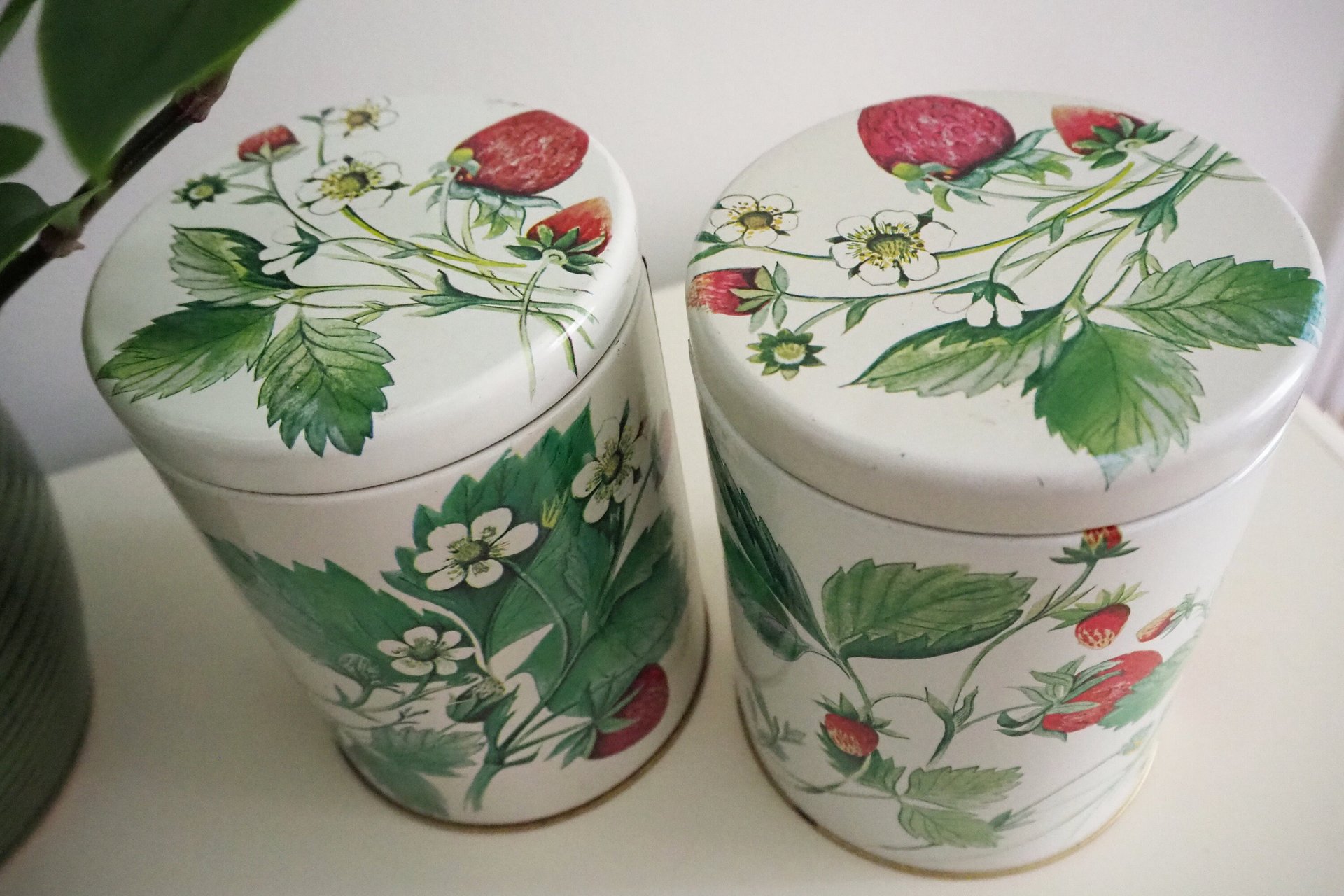 Set of two vintage tin containers | Strawberry tin boxes | Vintage storage box | Round tin containers | Vintage storage tins