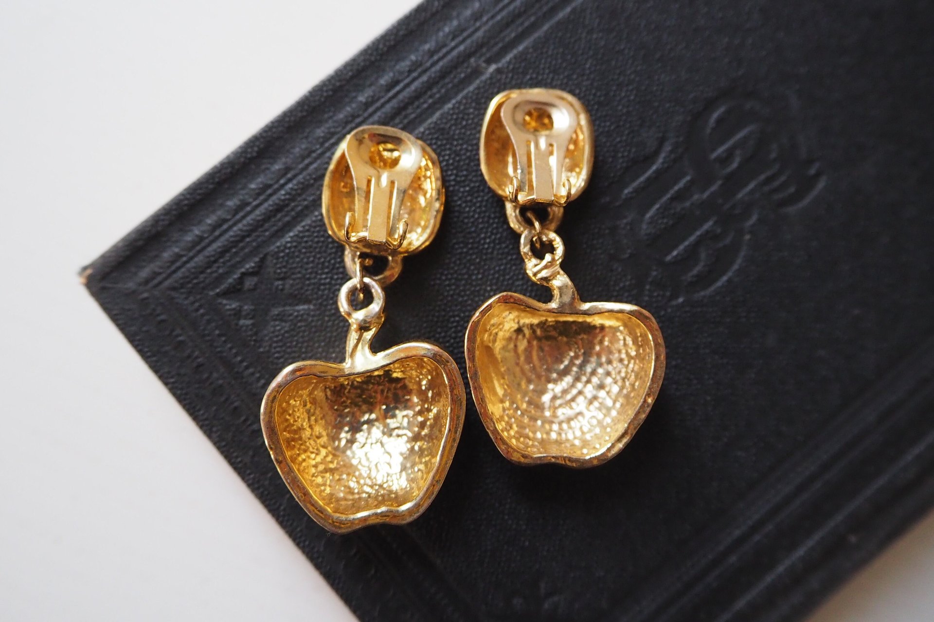 Vintage clip-on earrings | Gold tone clip-on earrings | Vintage gold tone earrings | Clip-on earrings | Chunky clip-on earrings
