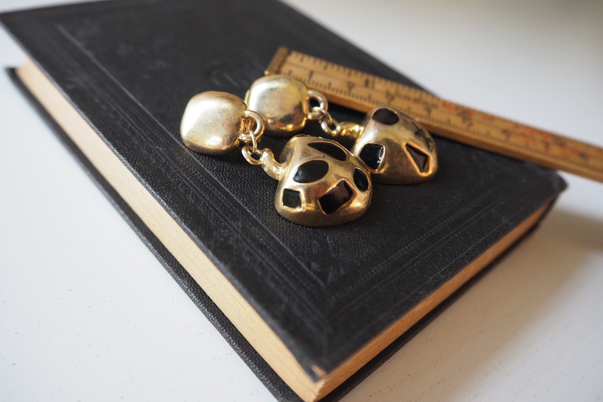 Vintage clip-on earrings | Gold tone clip-on earrings | Vintage gold tone earrings | Clip-on earrings | Chunky clip-on earrings