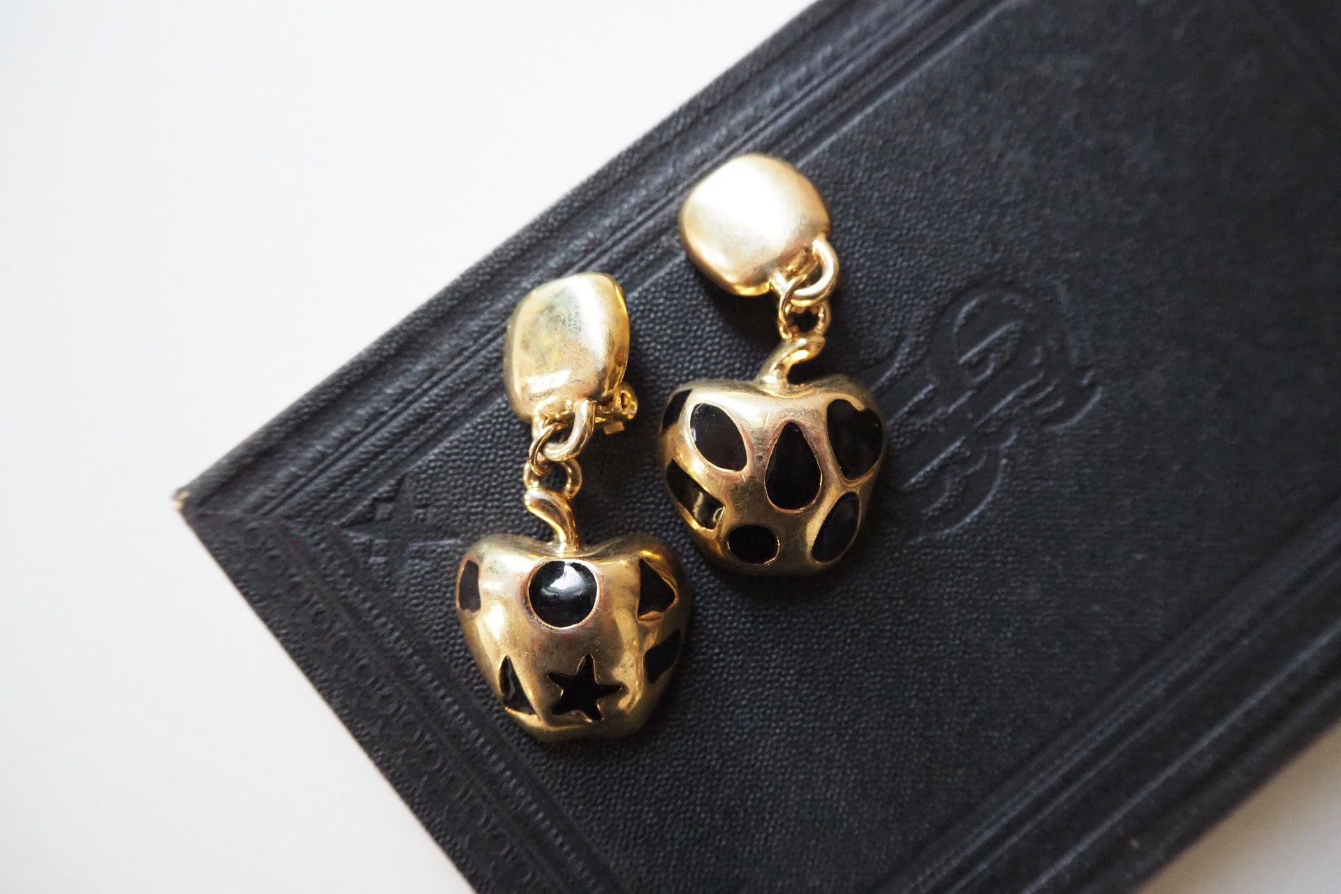 Vintage clip-on earrings | Gold tone clip-on earrings | Vintage gold tone earrings | Clip-on earrings | Chunky clip-on earrings