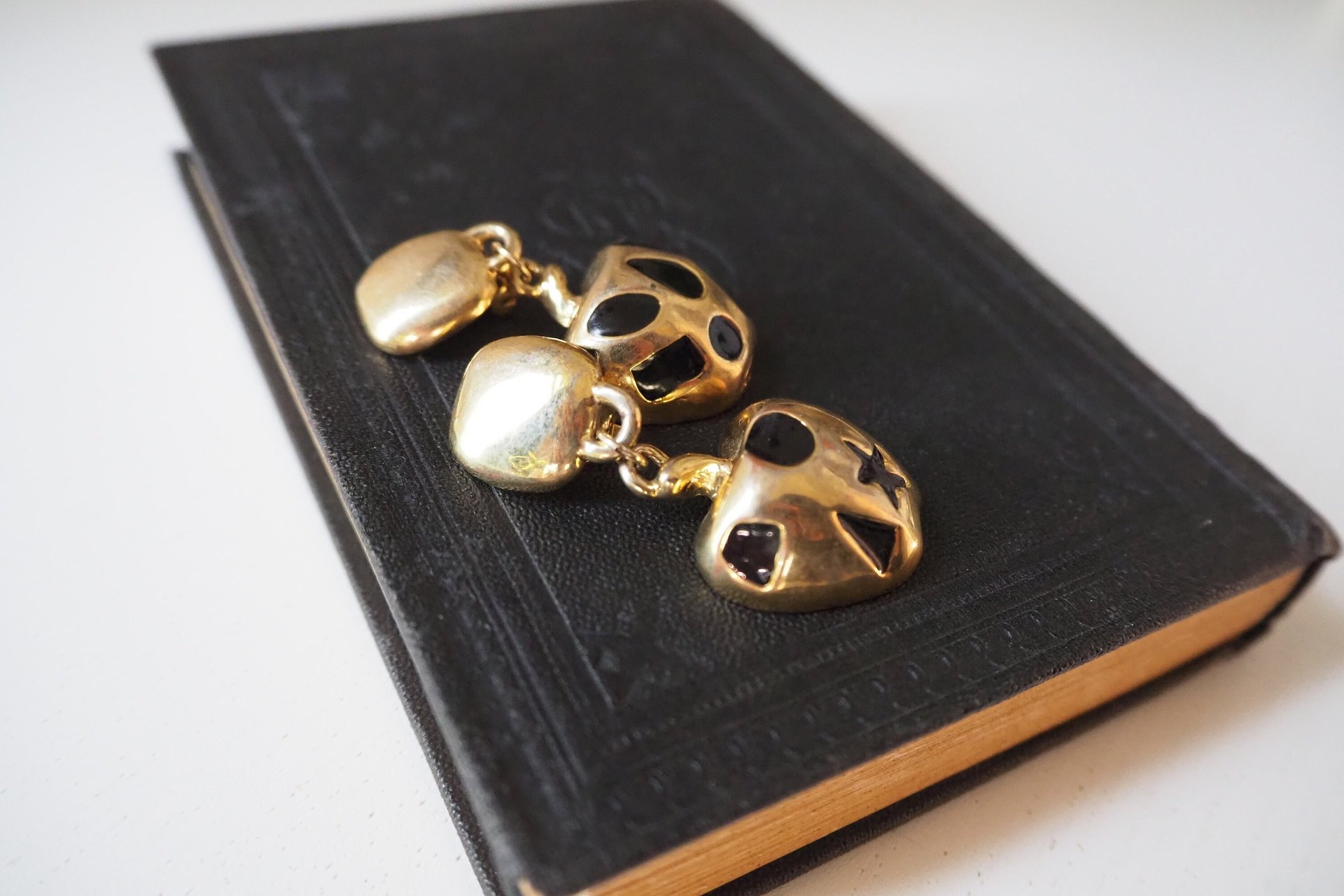 Vintage clip-on earrings | Gold tone clip-on earrings | Vintage gold tone earrings | Clip-on earrings | Chunky clip-on earrings