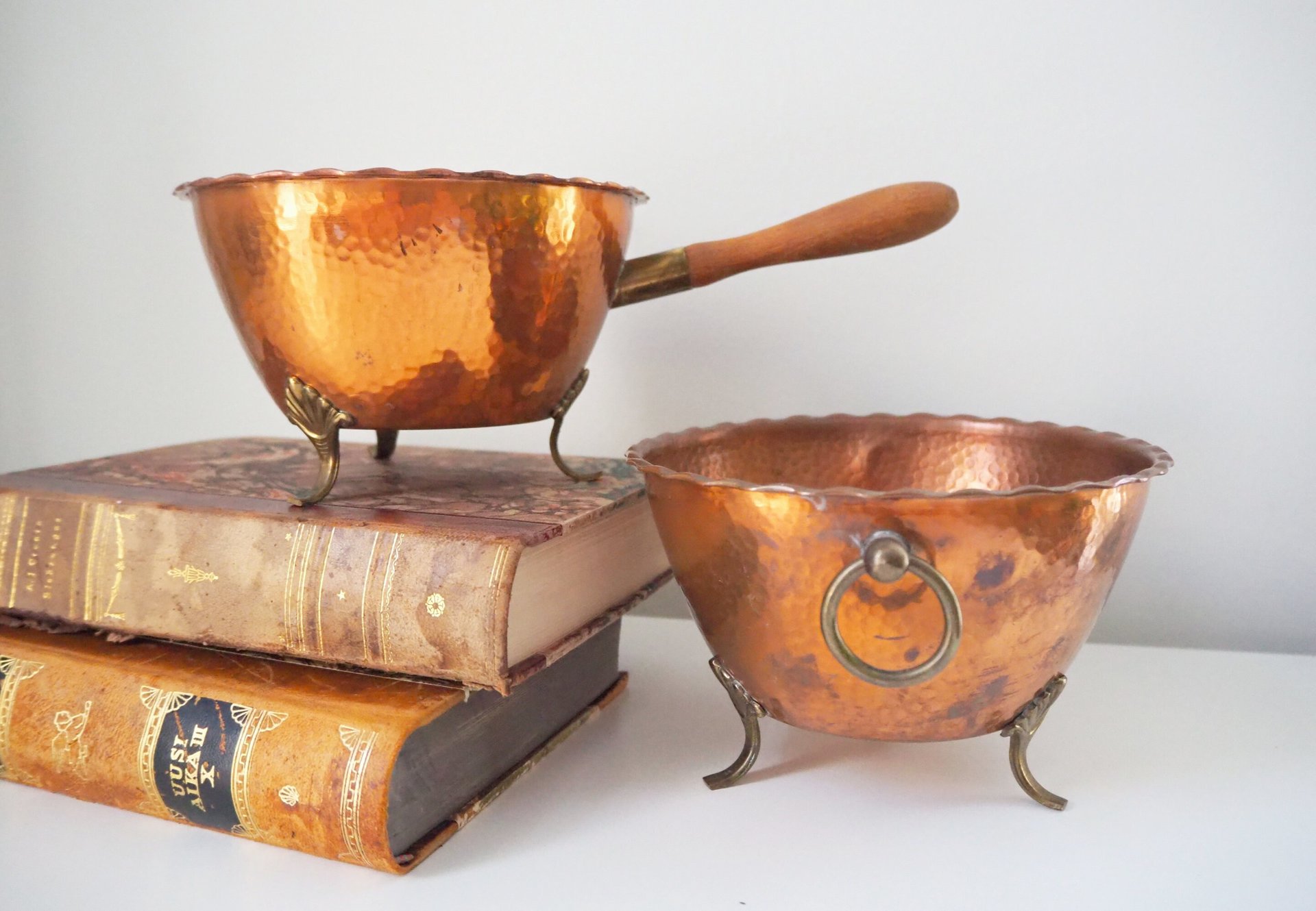 Set of two vintage copper planters | Vintage planters | Footed copper planters | Copper planter with handle | Hammered copper planters
