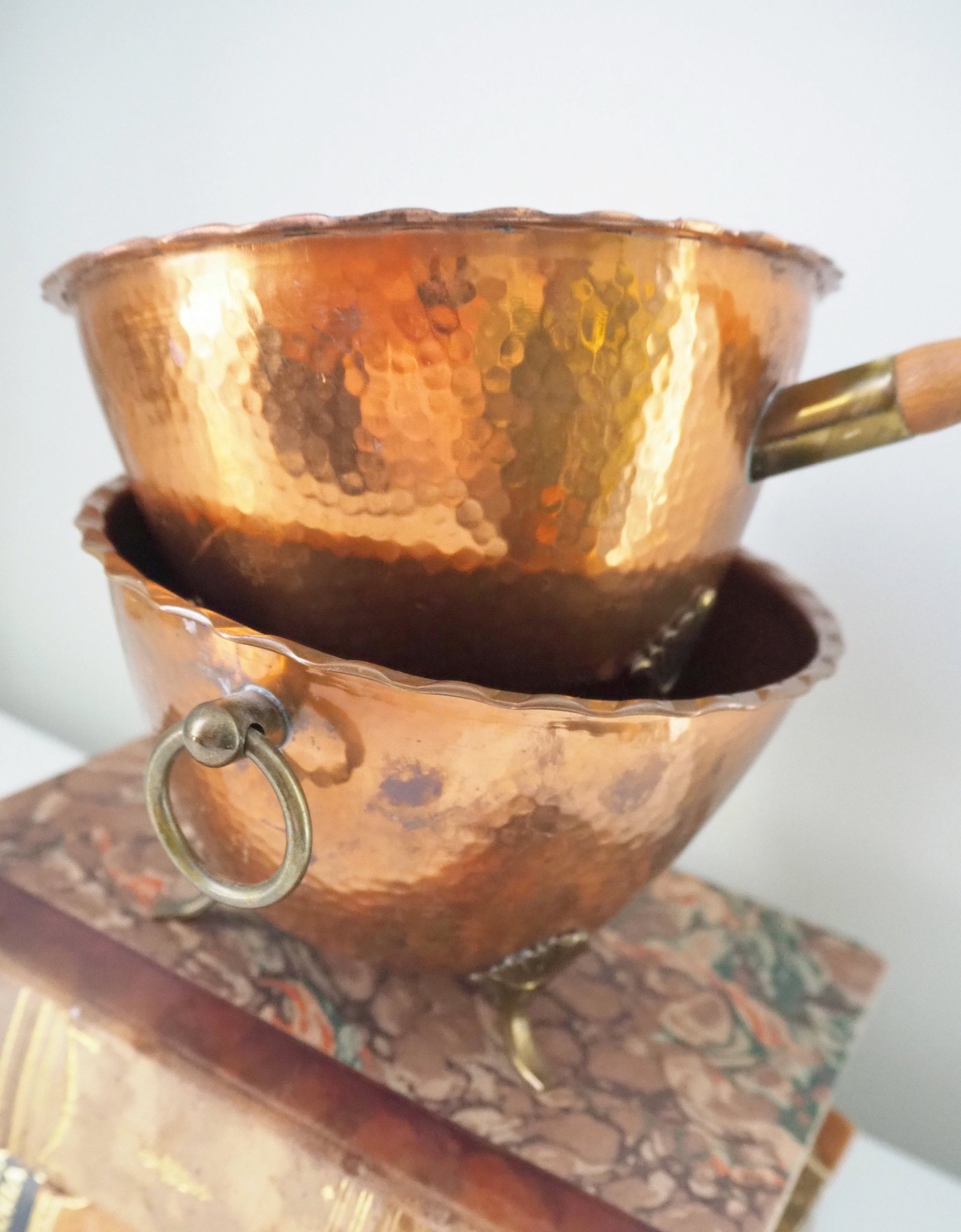 Set of two vintage copper planters | Vintage planters | Footed copper planters | Copper planter with handle | Hammered copper planters