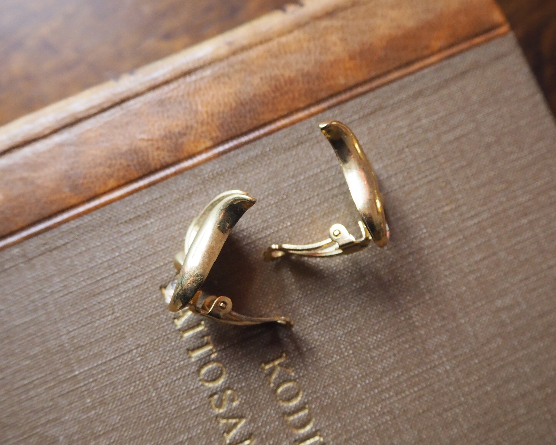 Vintage clip-on earrings | Gold tone clip-on earrings | Vintage gold tone earrings | Clip-on earrings