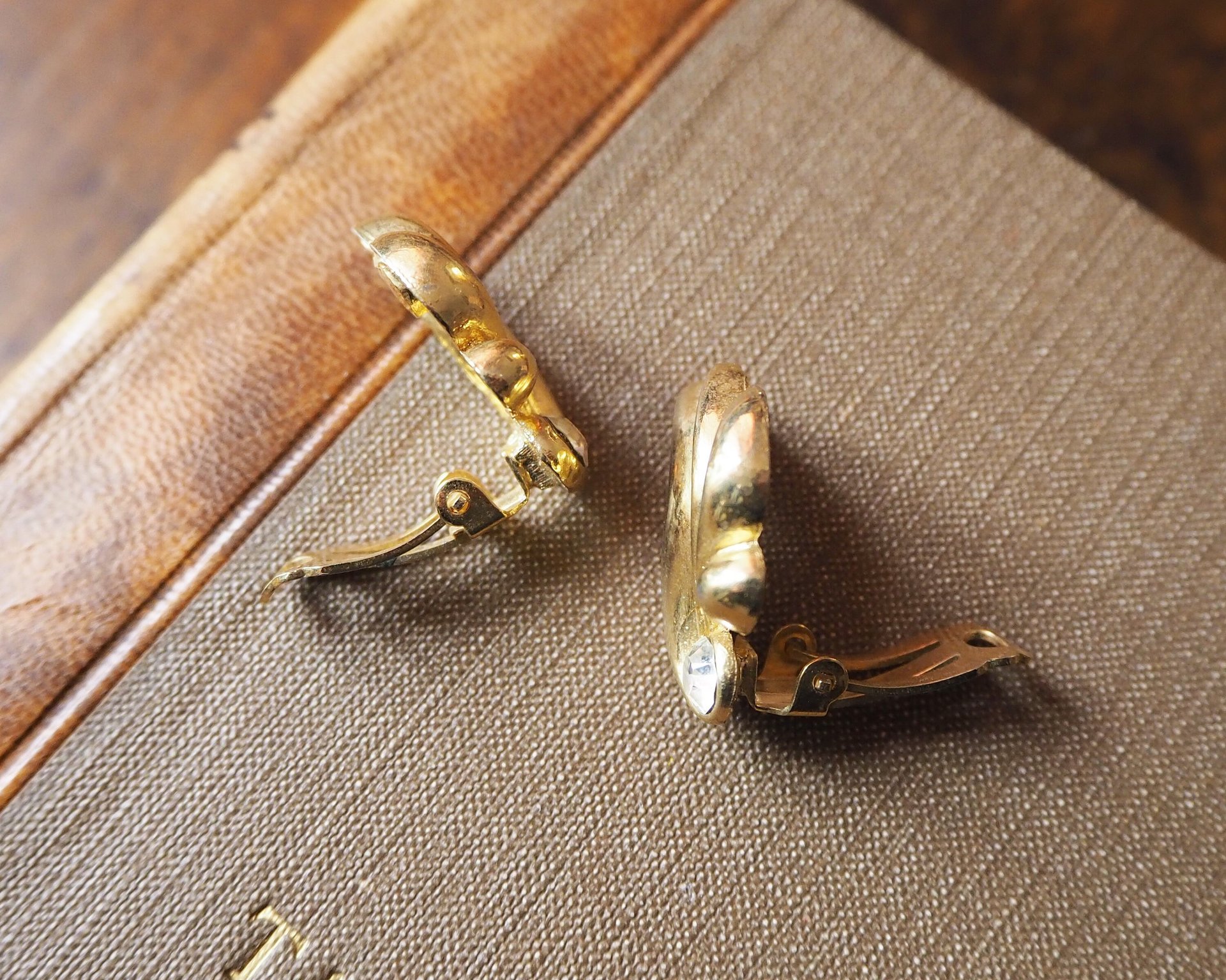 Vintage clip-on earrings | Gold tone clip-on earrings | Vintage gold tone earrings | Clip-on earrings