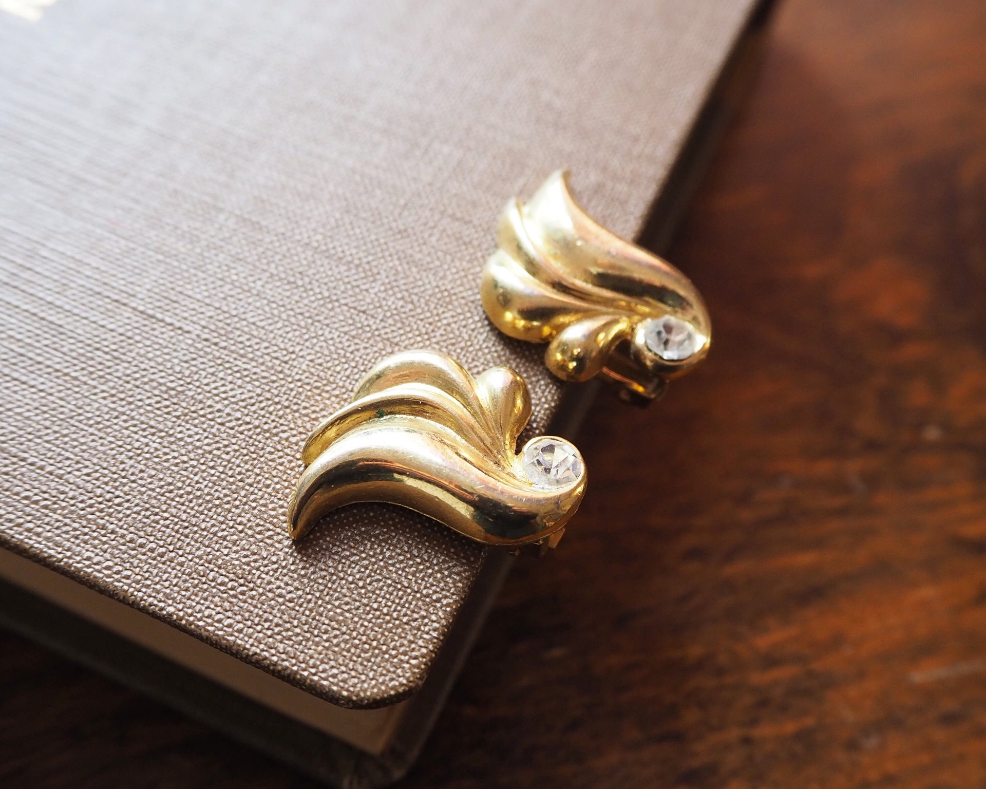 Vintage clip-on earrings | Gold tone clip-on earrings | Vintage gold tone earrings | Clip-on earrings