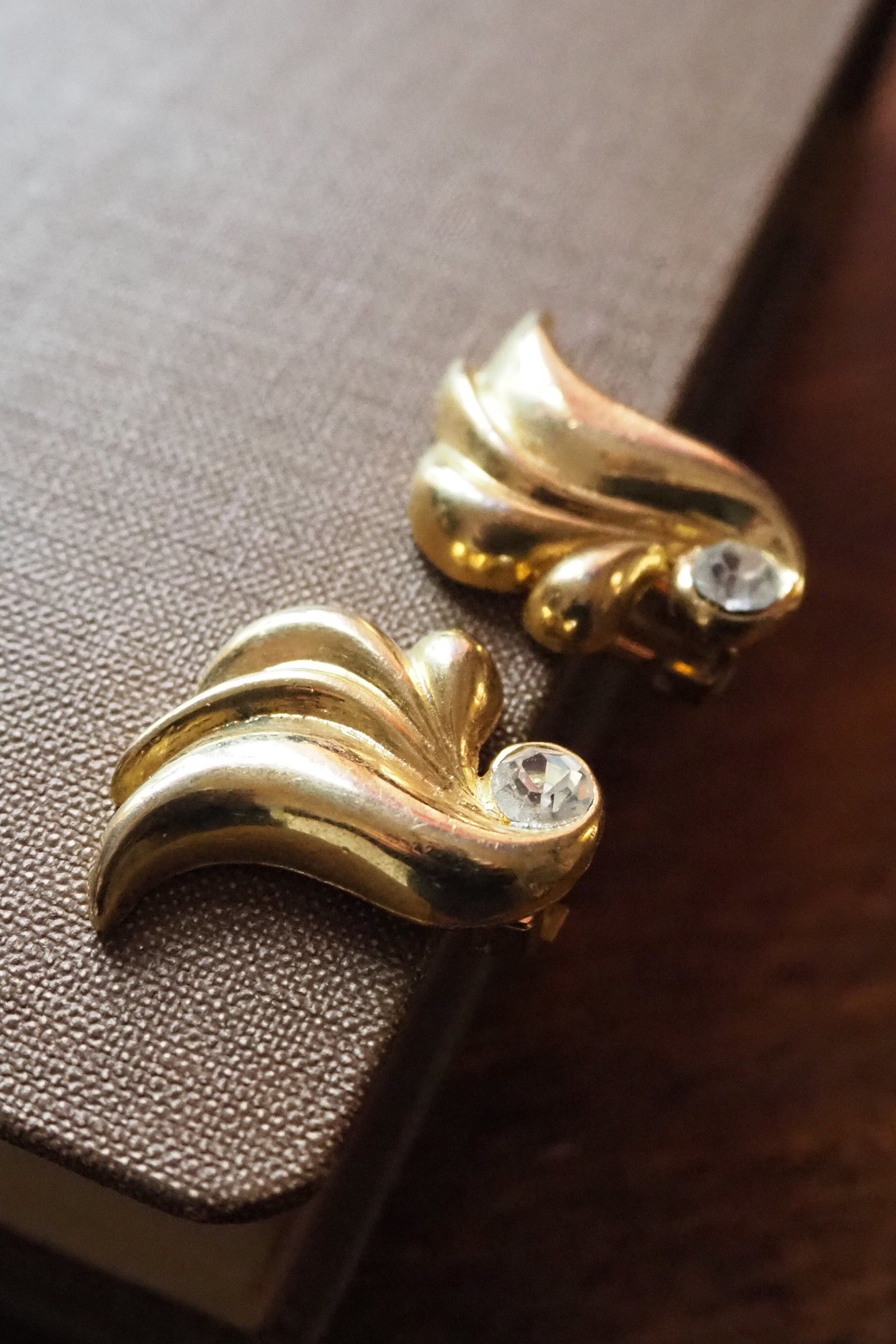 Vintage clip-on earrings | Gold tone clip-on earrings | Vintage gold tone earrings | Clip-on earrings
