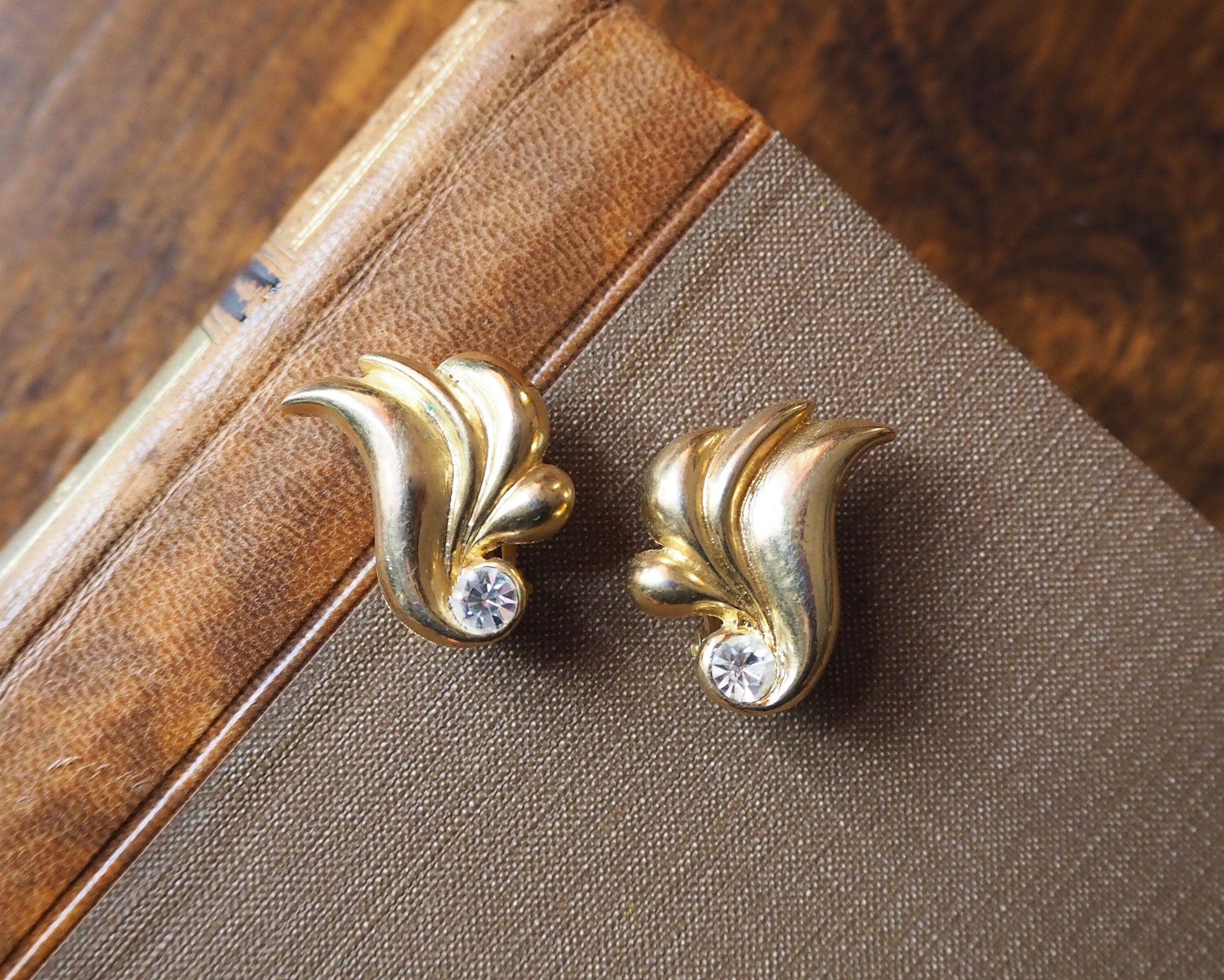 Vintage clip-on earrings | Gold tone clip-on earrings | Vintage gold tone earrings | Clip-on earrings