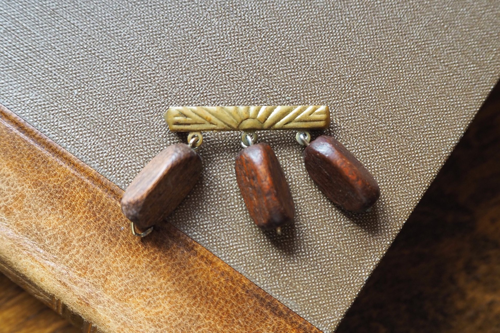 Vintage brooch |  Vintage brass and wood brooch | Wooden brooch | Vintage brass brooch