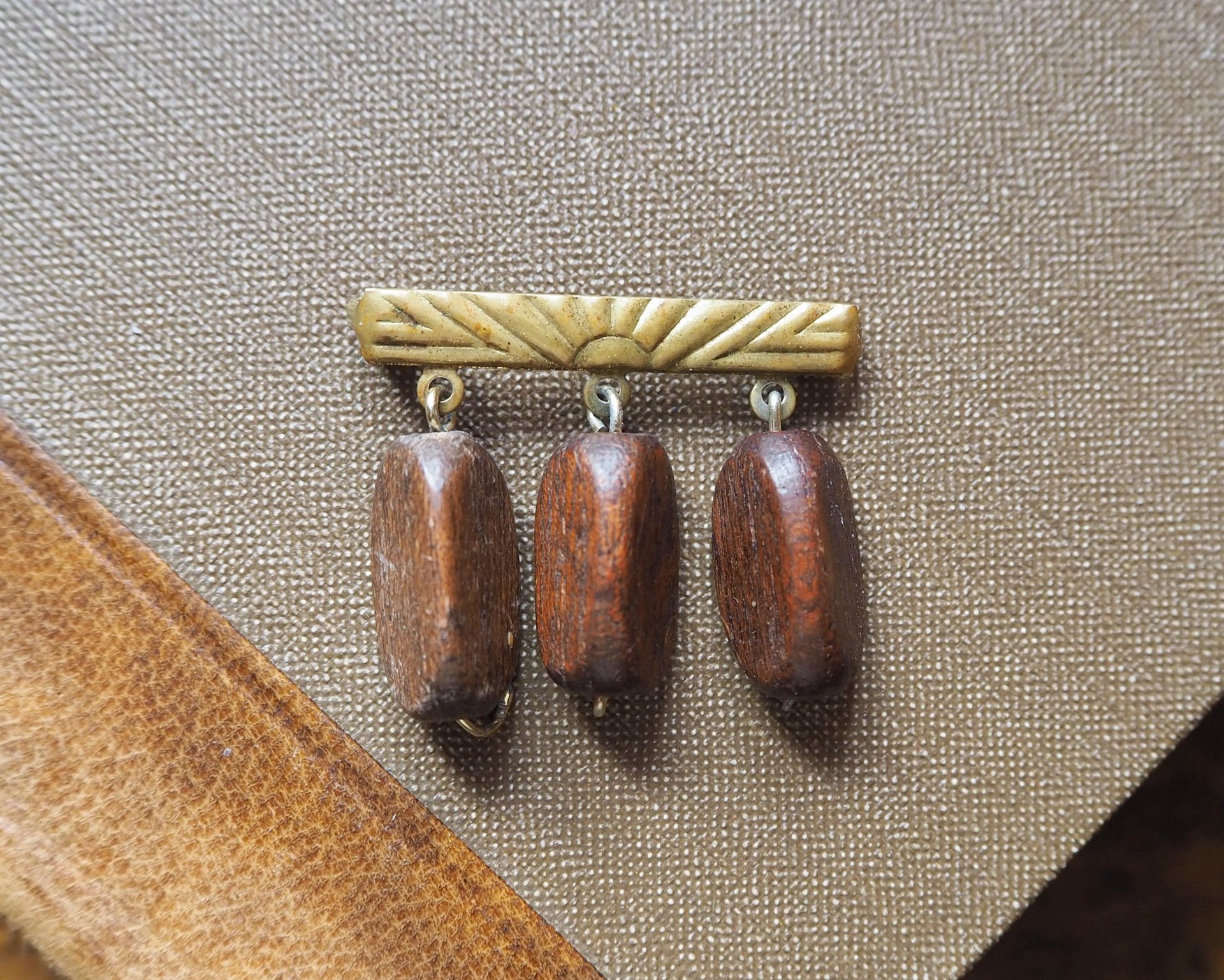 Vintage brooch |  Vintage brass and wood brooch | Wooden brooch | Vintage brass brooch