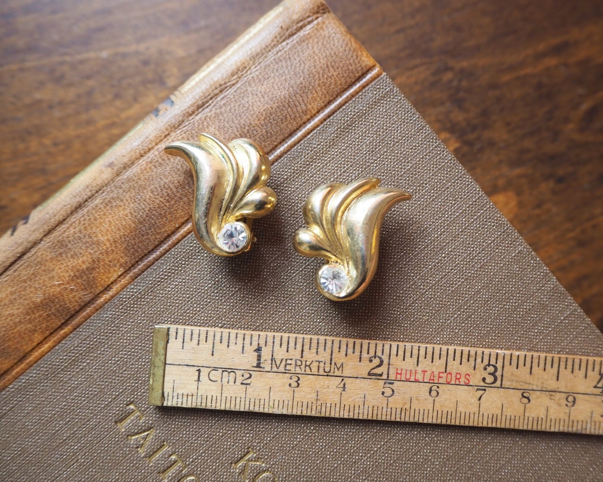 Vintage clip-on earrings | Gold tone clip-on earrings | Vintage gold tone earrings | Clip-on earrings