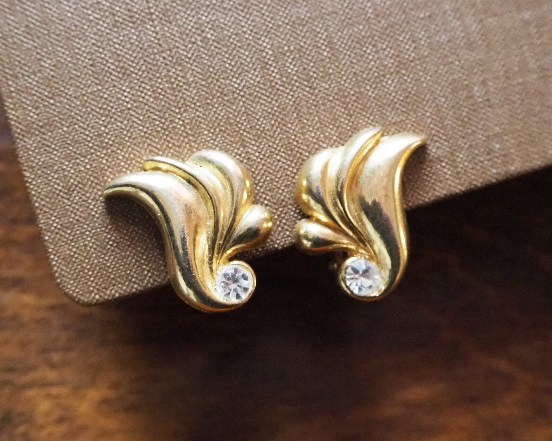 Vintage clip-on earrings | Gold tone clip-on earrings | Vintage gold tone earrings | Clip-on earrings