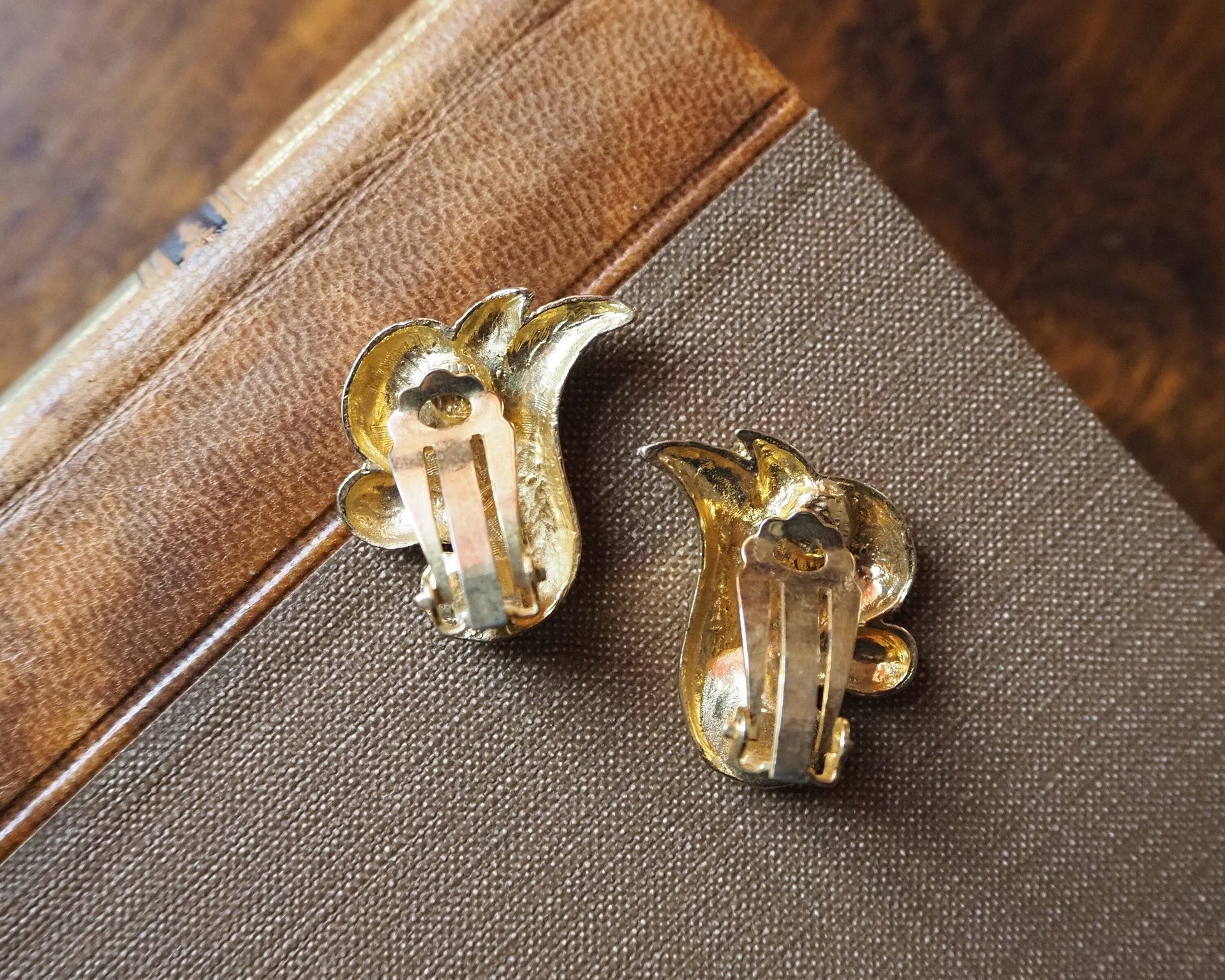 Vintage clip-on earrings | Gold tone clip-on earrings | Vintage gold tone earrings | Clip-on earrings