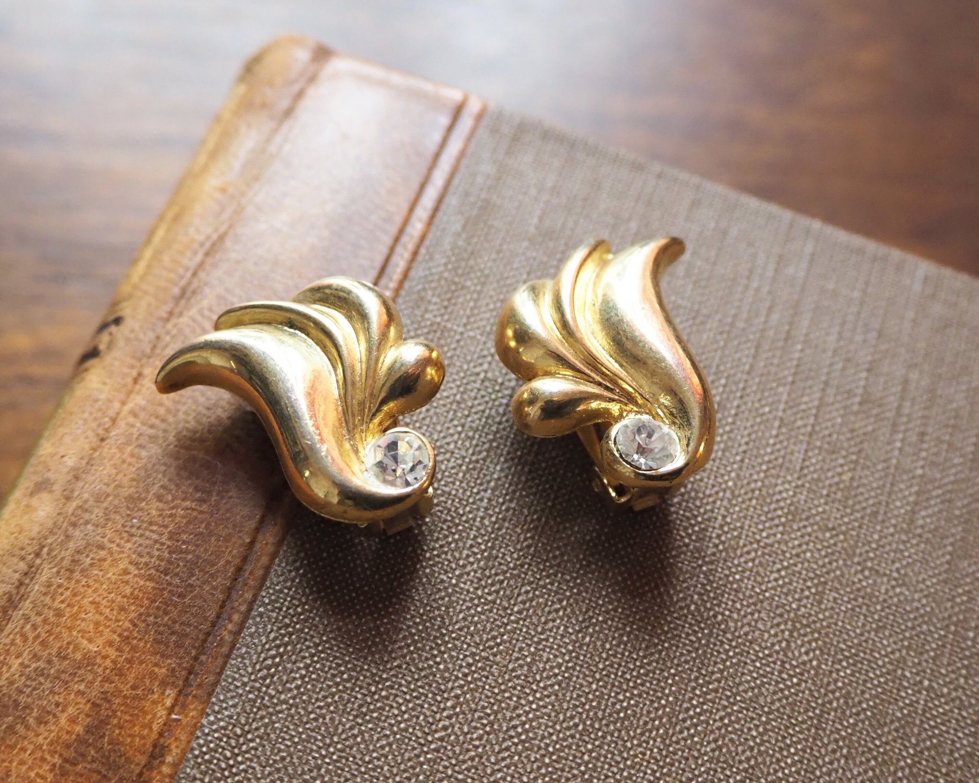 Vintage clip-on earrings | Gold tone clip-on earrings | Vintage gold tone earrings | Clip-on earrings