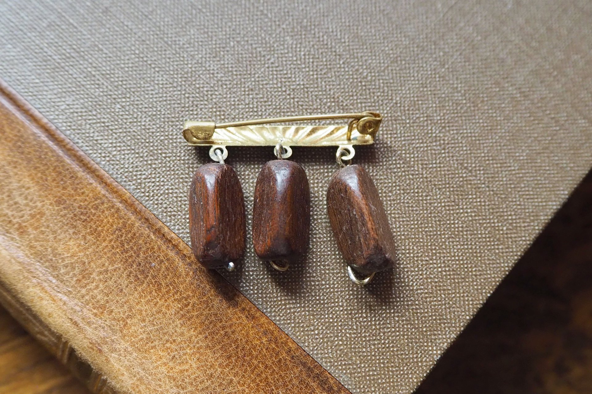 Vintage brooch |  Vintage brass and wood brooch | Wooden brooch | Vintage brass brooch