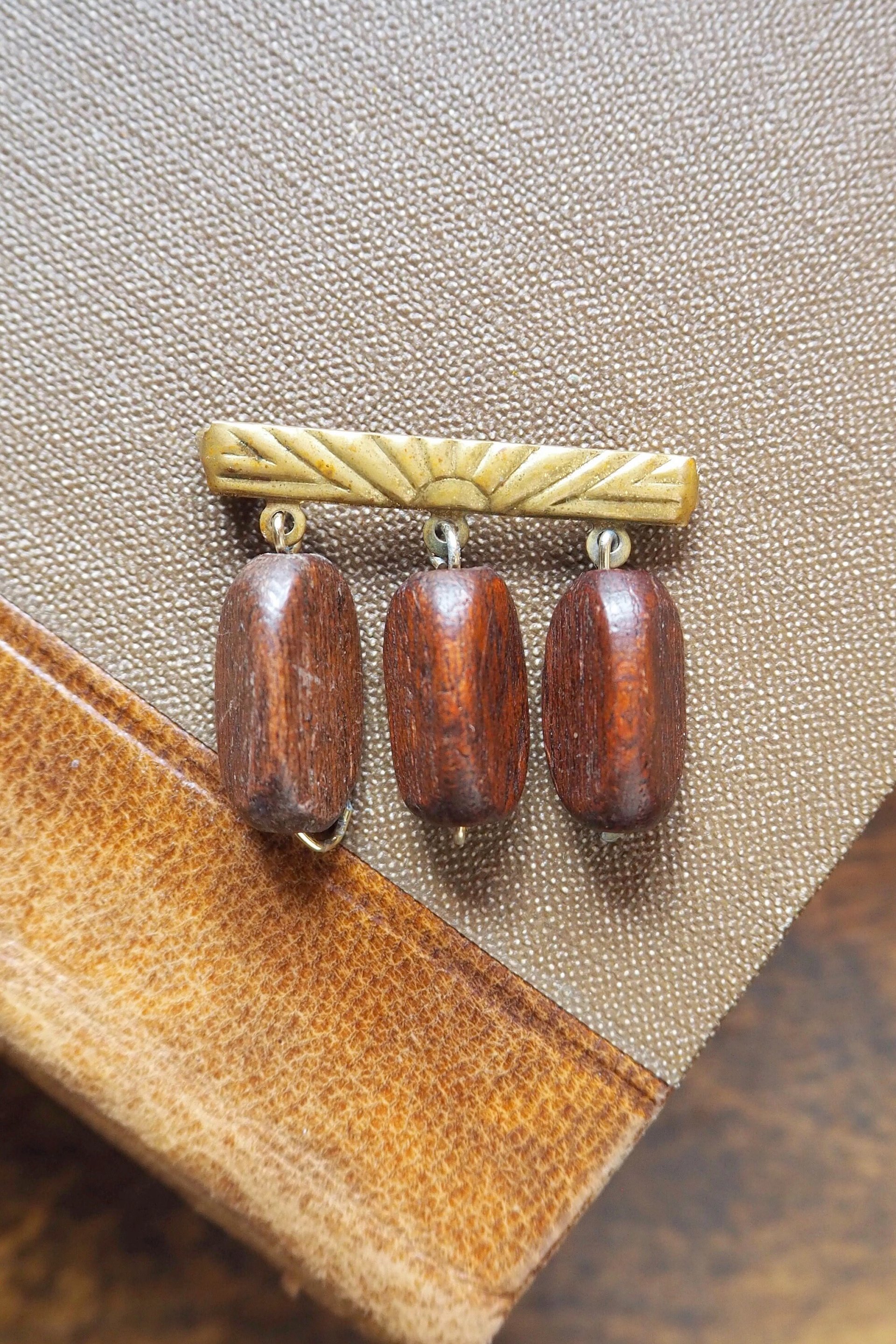 Vintage brooch |  Vintage brass and wood brooch | Wooden brooch | Vintage brass brooch