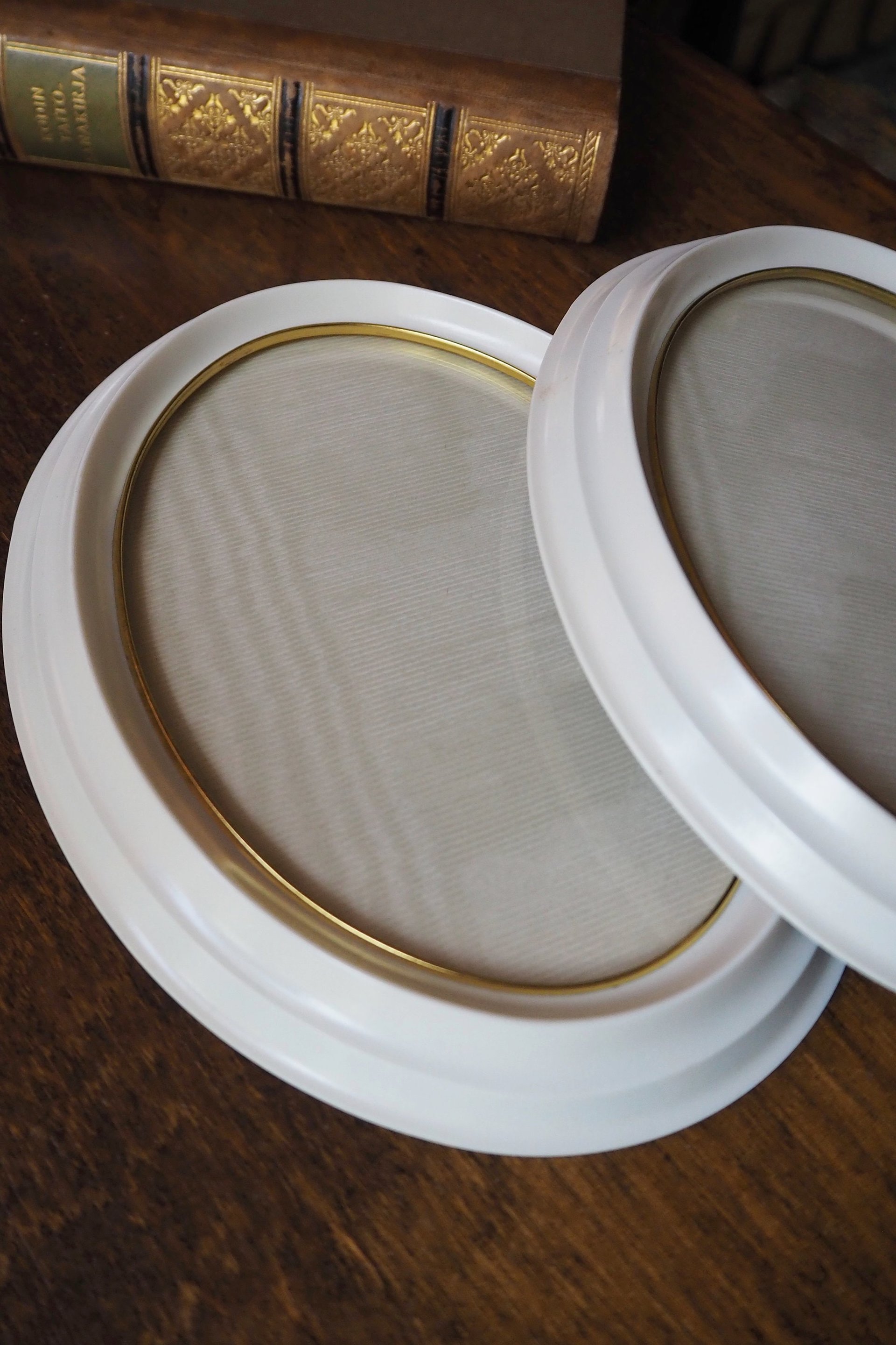 Set of two vintage picture frames | Oval photo frames | Vintage Jyden photo frames | Vintage photo frames