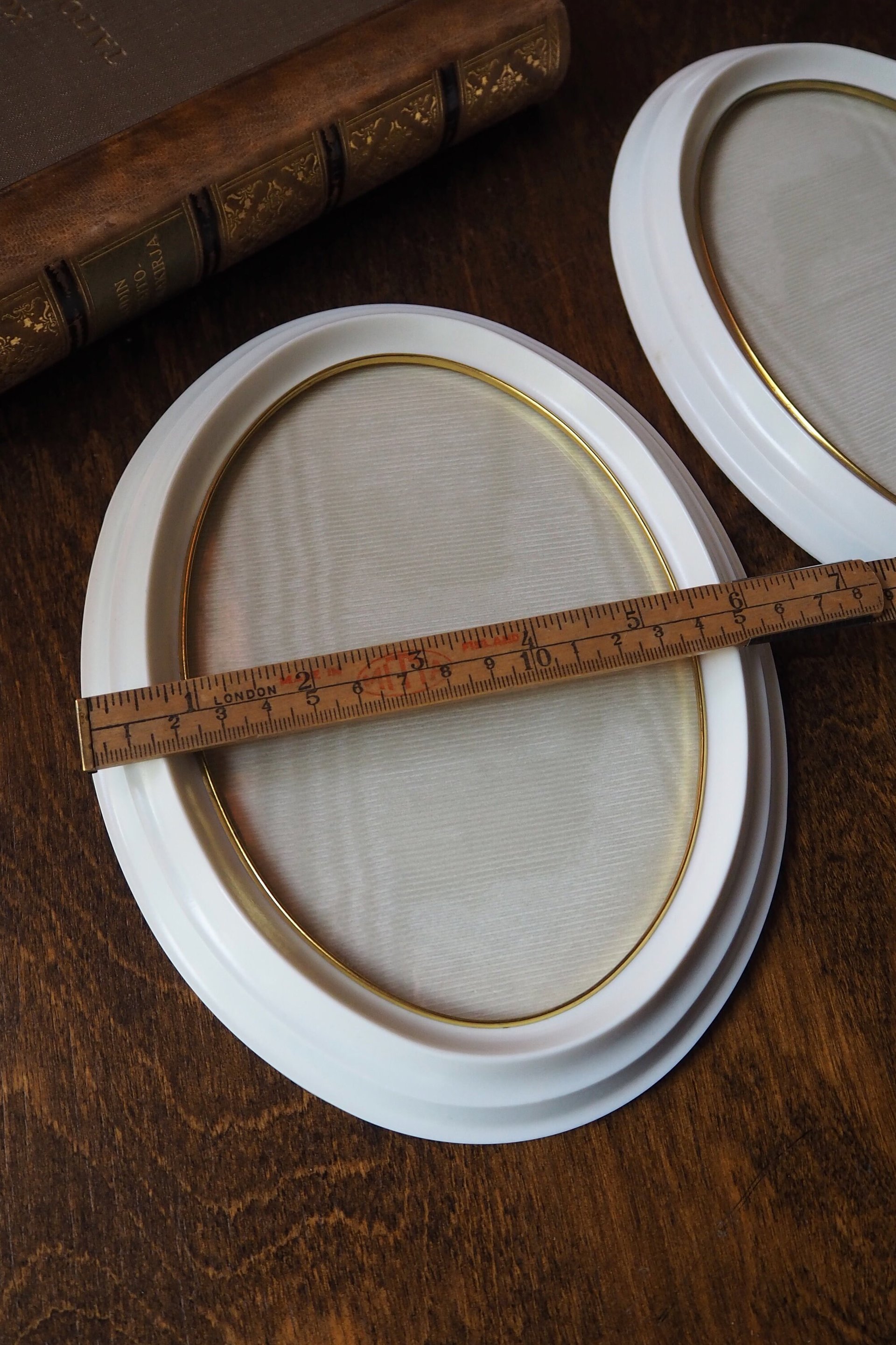 Set of two vintage picture frames | Oval photo frames | Vintage Jyden photo frames | Vintage photo frames