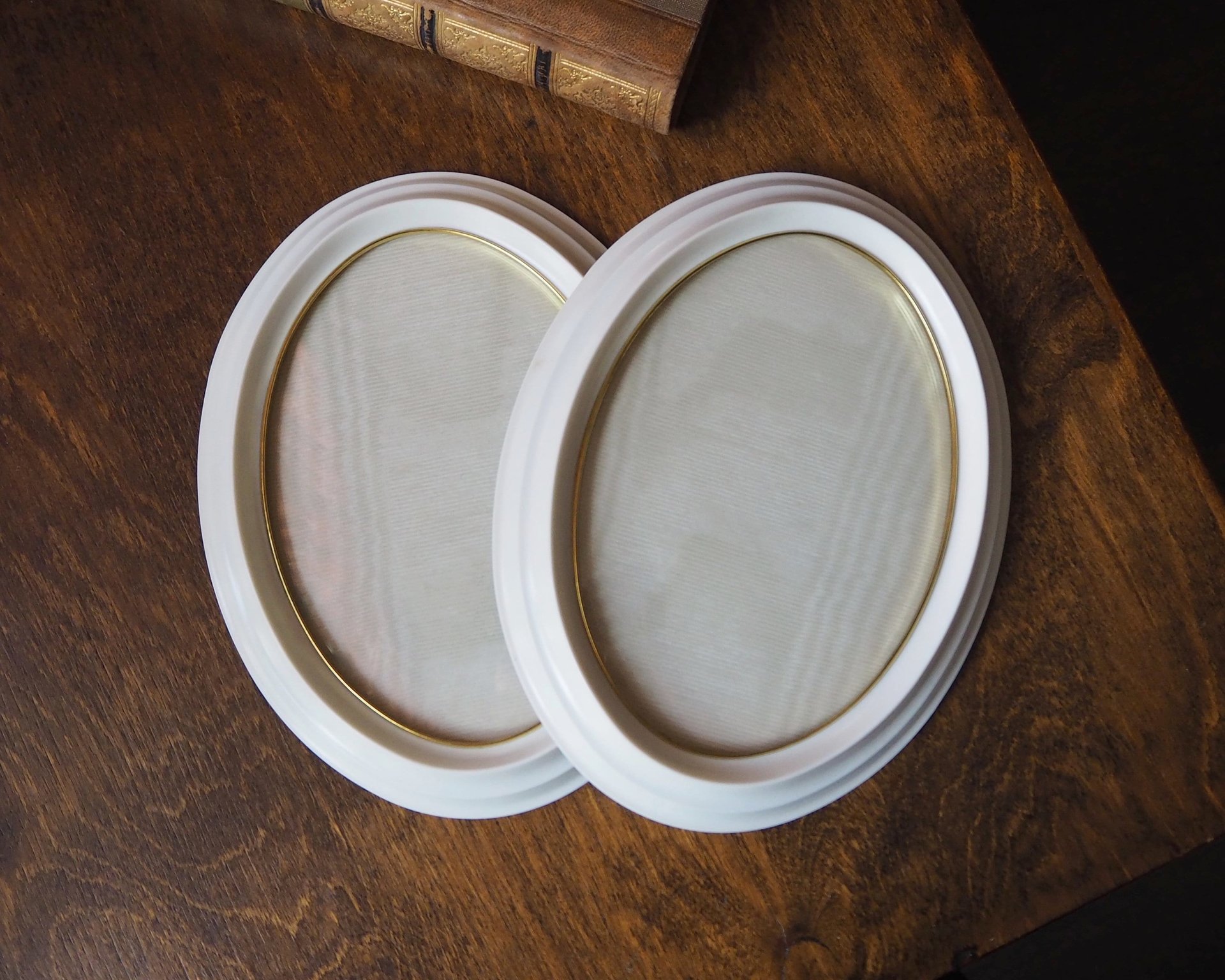 Set of two vintage picture frames | Oval photo frames | Vintage Jyden photo frames | Vintage photo frames