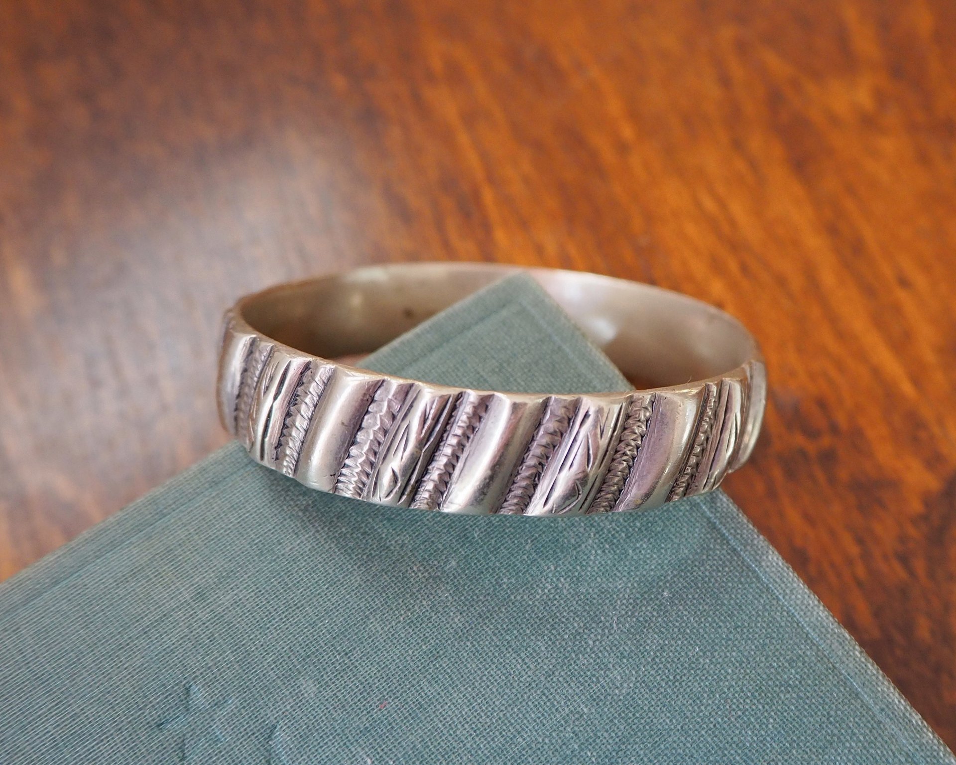 Vintage bangle bracelet | Silver tone bracelet | Vintage bangle | Silver tone bangle | Vintage boho bangle | Bangle bracelet