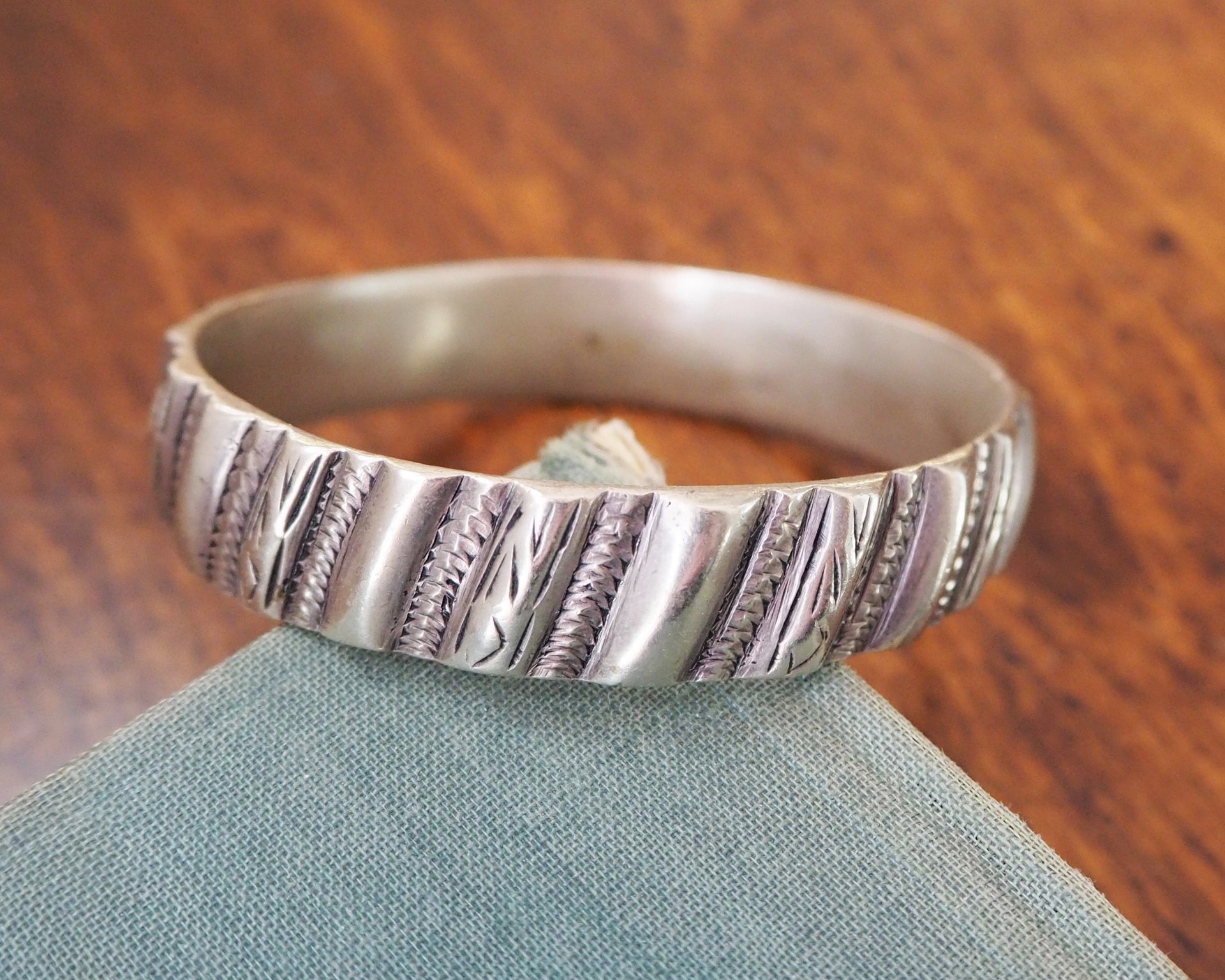 Vintage bangle bracelet | Silver tone bracelet | Vintage bangle | Silver tone bangle | Vintage boho bangle | Bangle bracelet